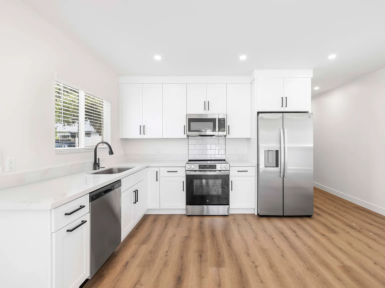 2 bed, 1022 sqft, $3,400 — Photo 3