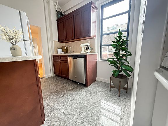3rd image of 127 W 82nd St APT 7A