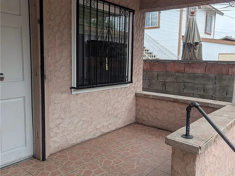 1447 W 37th Pl — Photo 3