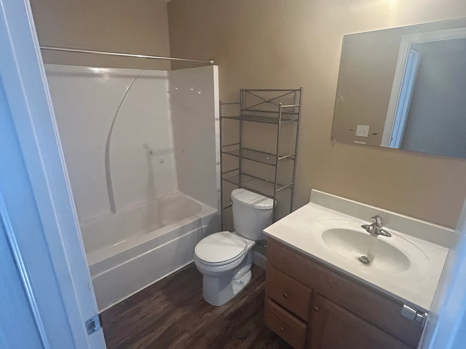 3 bed, 1.5 bath, 1200 sqft, $1,150 — Photo 3