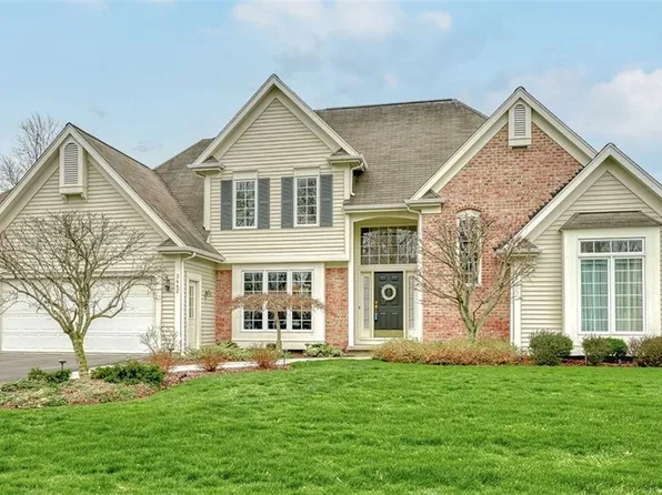 3442 Woodlands Cir, Macedon, NY 14502