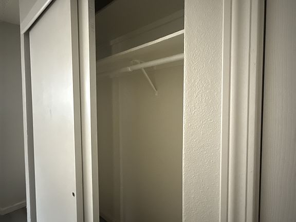 5th image of 1136 E Oak St #23
