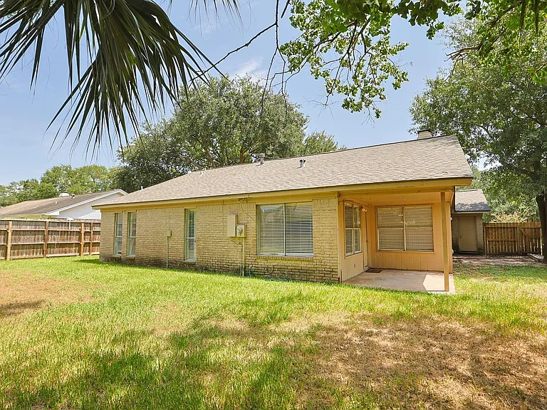 22318 Fincastle Dr — Photo 35