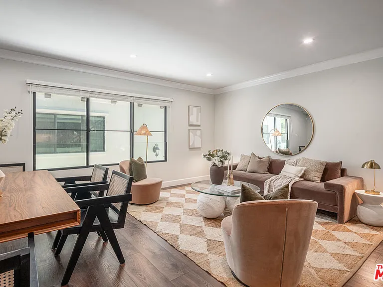 1147 N Beachwood Dr #5 — Photo 3