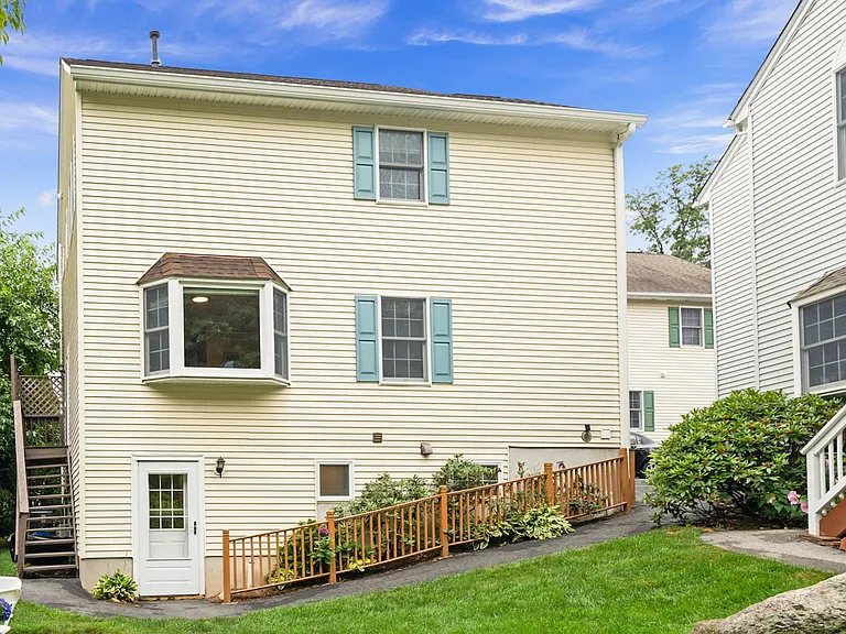 4 Lakeside Dr — Photo 4