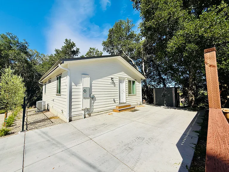 1045 East Ave — Photo 1