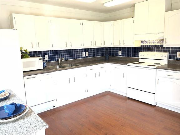 5th image of 3948 Dickens Dr
