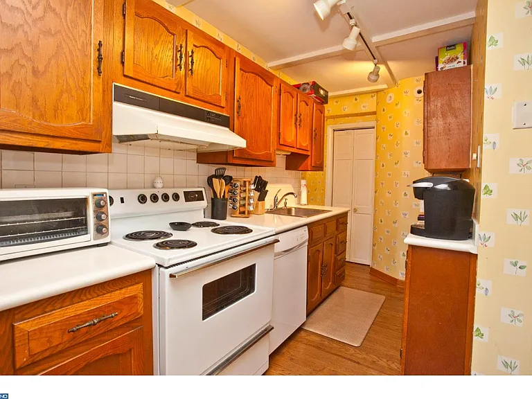 3351 Ainslie St — Photo 7