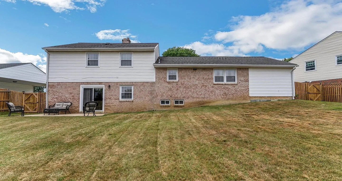 4 bed, 2.5 bath, 2416 sqft, $3,500 — Photo 3