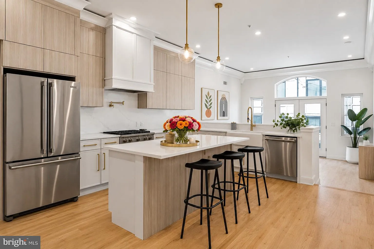 4 bed, 6.0 bath, 3400 sqft, $5,200 — Photo 1