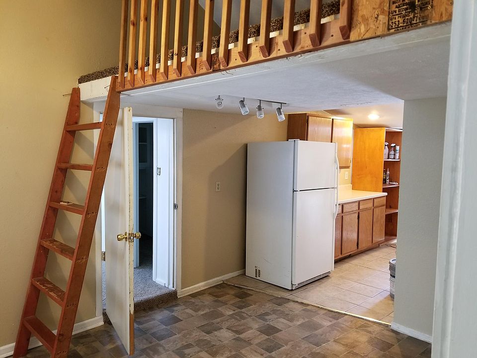 2nd image of 915 1/2 W 10th St