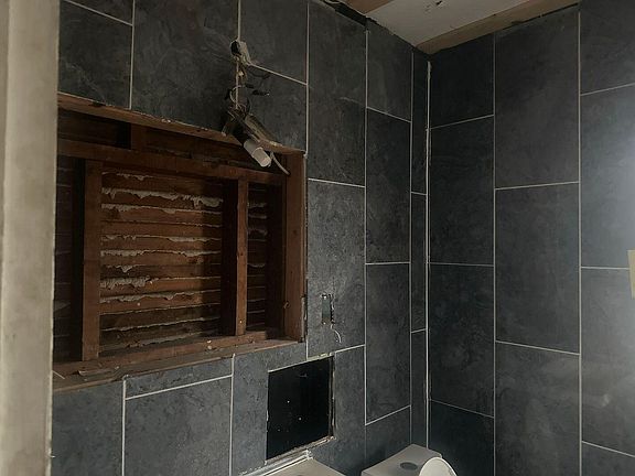 5th image of 15875 Strathmoor St