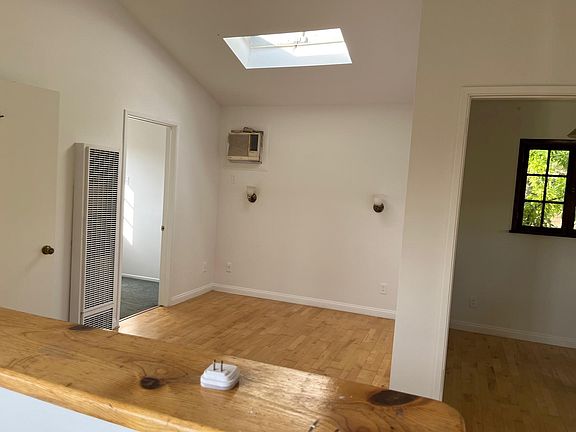 2nd image of 984 N Mar Vista Ave