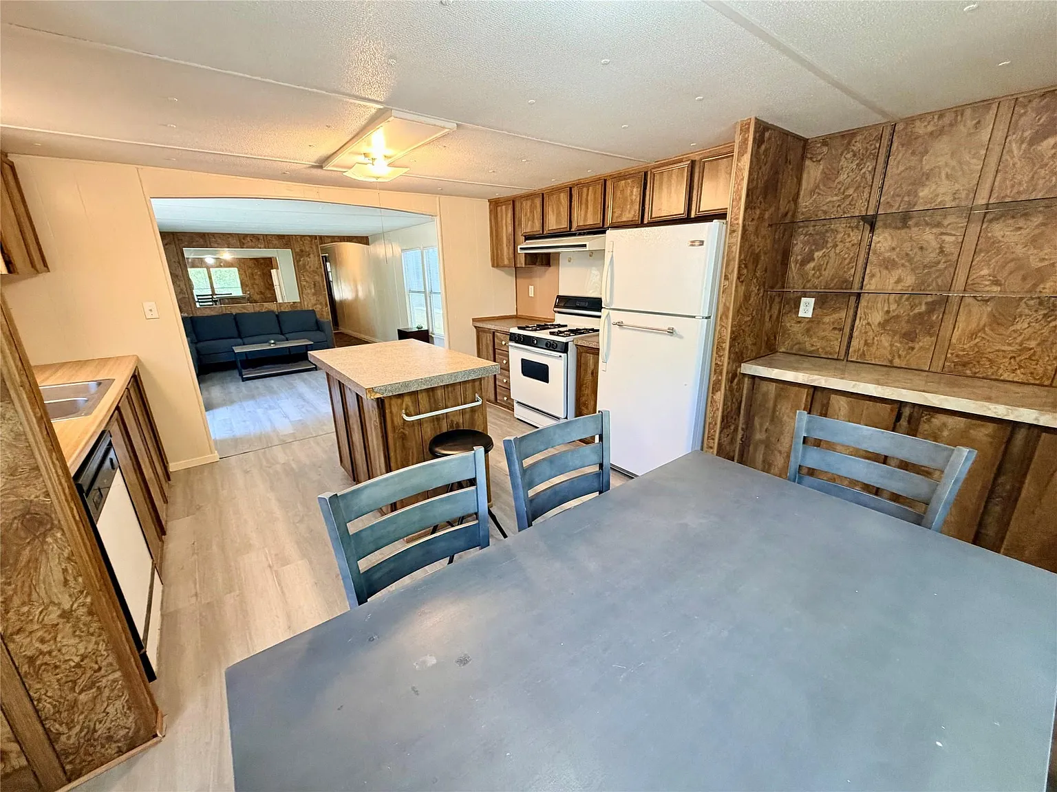 2 bed, 1.0 bath, 840 sqft, $1,550 — Photo 2