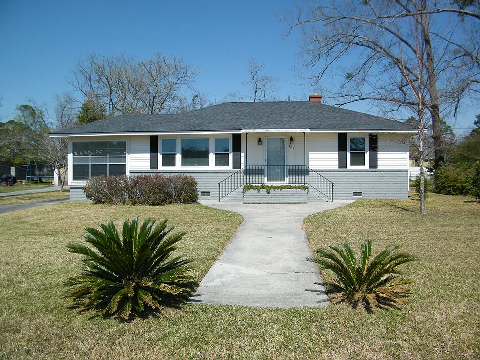 108 Coleraine Dr