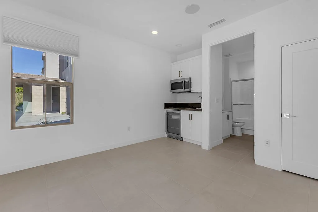 Studio, 400 sqft, $1,400 — Photo 4