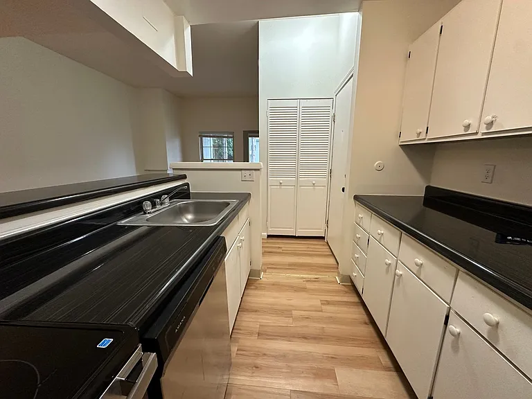 University Park Apartments near Cornell University — Photo 301