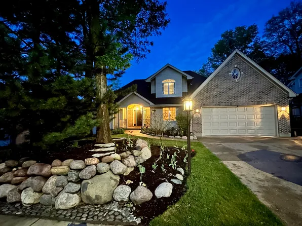 173 Forest Ave, Fox Lake, IL 60020