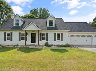 8320 Constitution Blvd, Pinckney, MI 48169