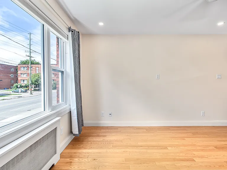 371 Churchill Ave N — Photo 4