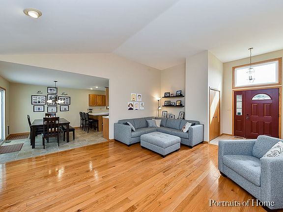 5th image of 453 Knolls St W
