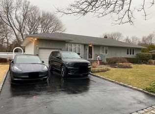 5 Flamingo Ln, Huntington, NY 11743