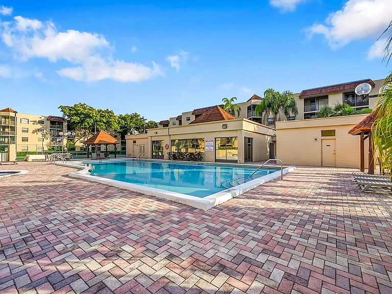 10401 W Broward Blvd #401 — Photo 31