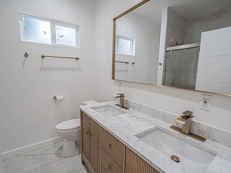 10941 Amestoy Ave — Photo 13
