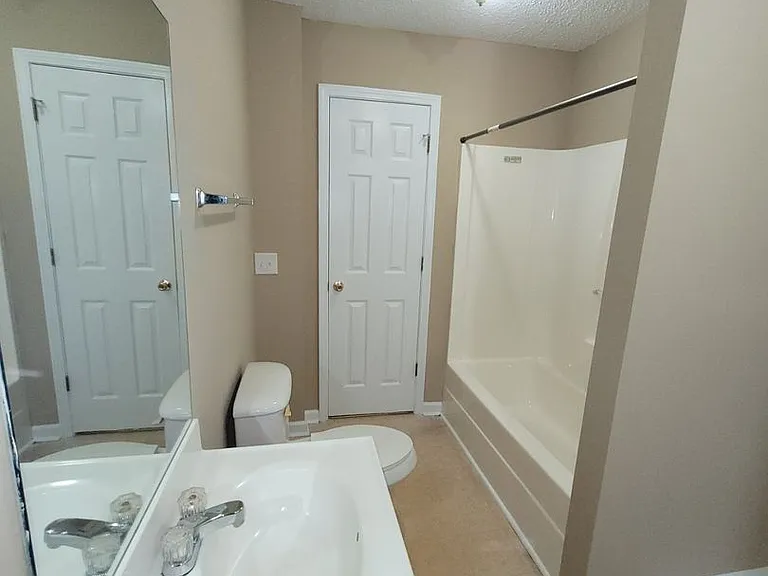 121-123 Mario Cir — Photo 5