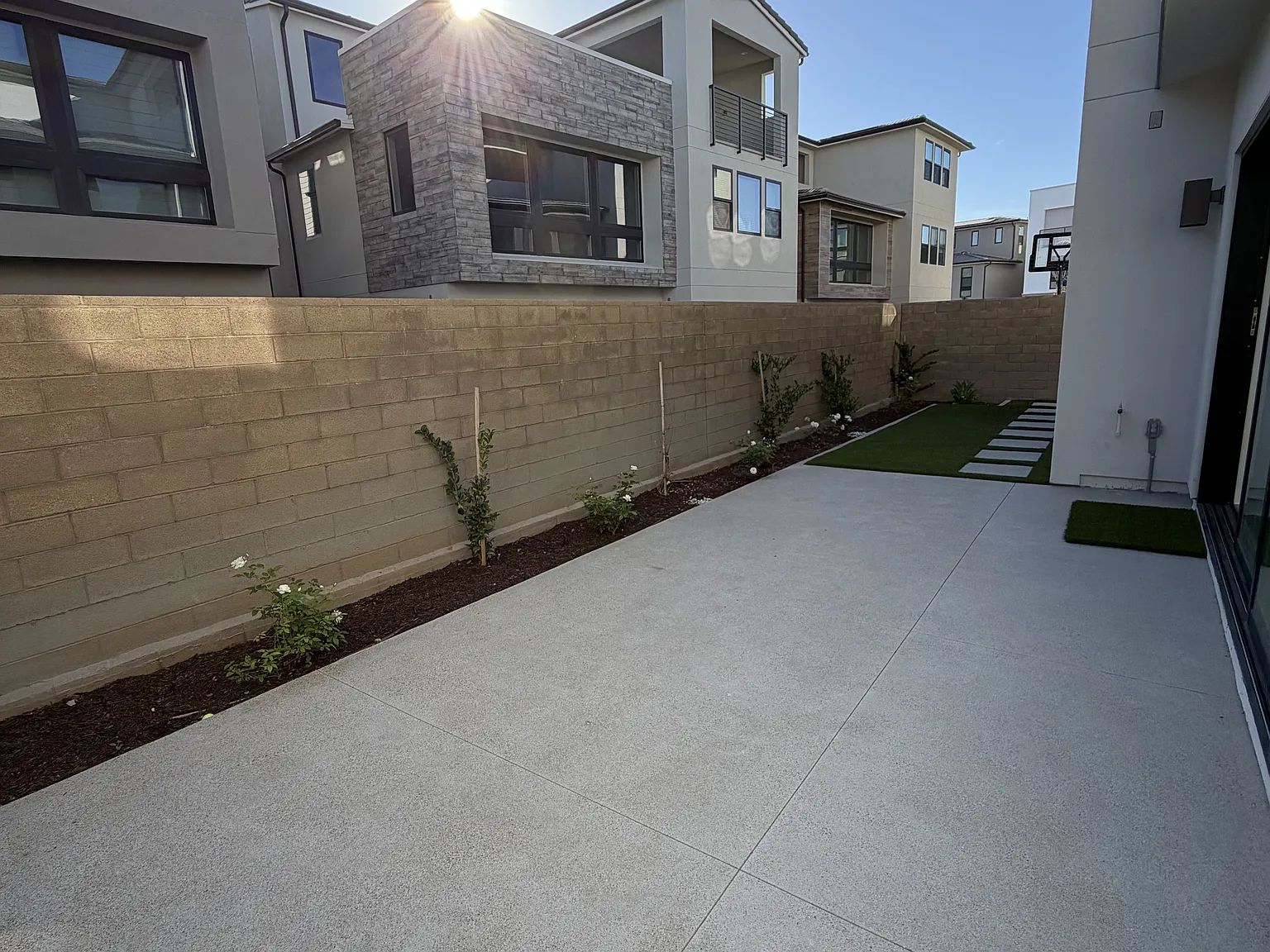 5 bed, 3411 sqft, $9,500 — Photo 3