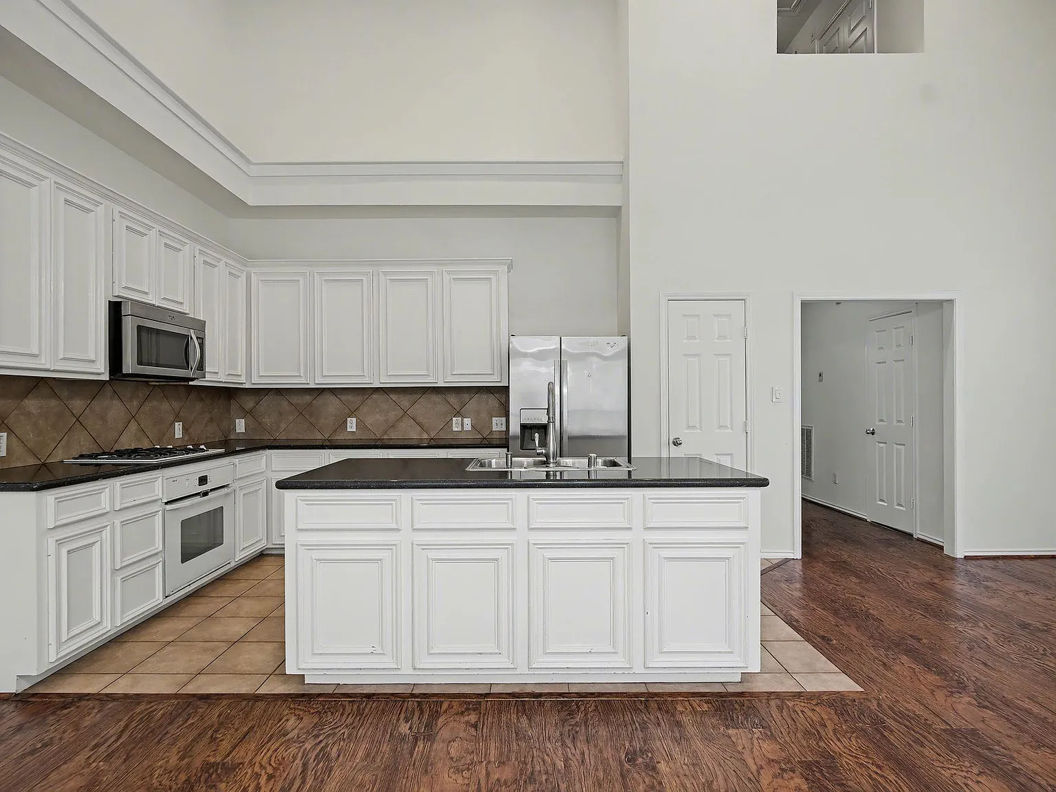 2 bed, 2.5 bath, 2026 sqft, $2,400 — Photo 4