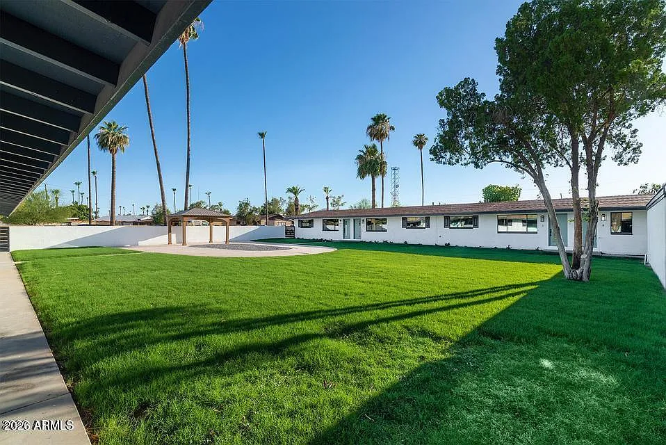 2 bed, 1.0 bath, 975 sqft, $1,895 — Photo 3