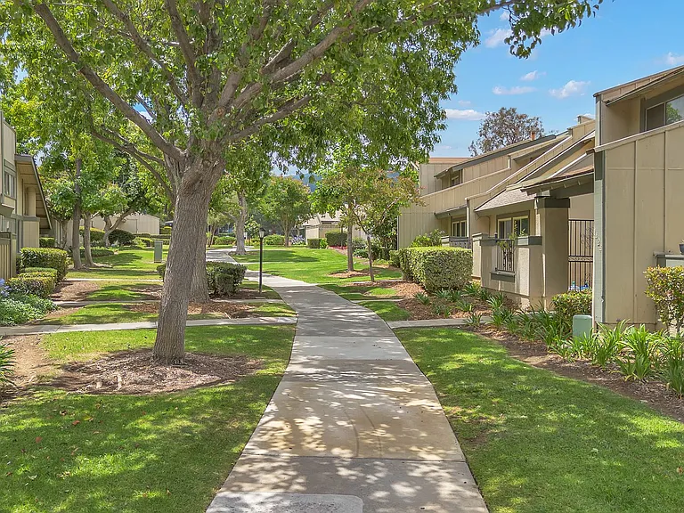 1428 Camelot Dr — Photo 2