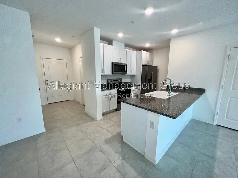 3805 Hampton Chase Ln — Photo 2