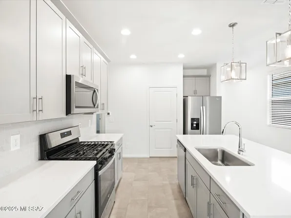 9944 N Solstice Ave, Tucson, AZ 85743