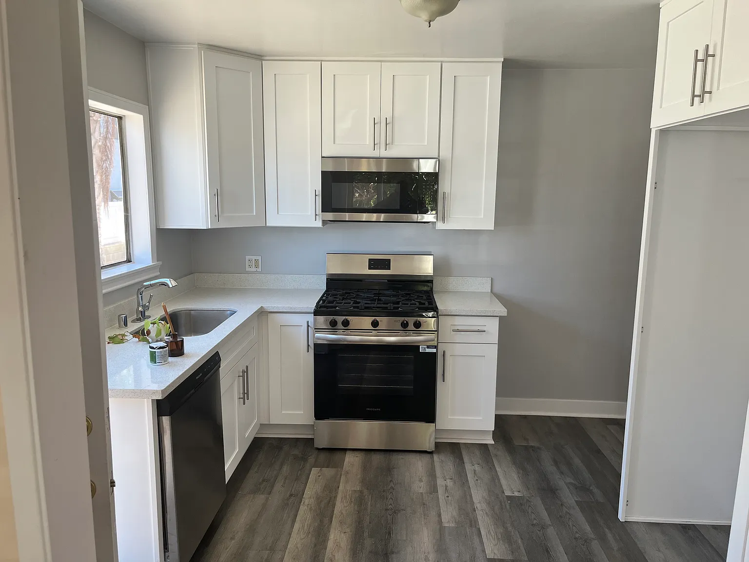 3 bed, 1.5 bath, 1100 sqft, $2,875 — Photo 2