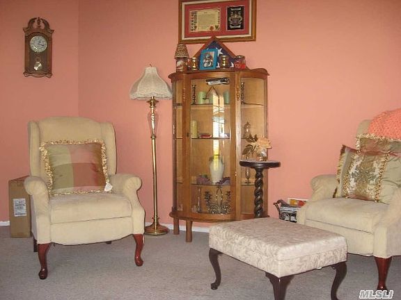 5th image of 324 Bristol Ct