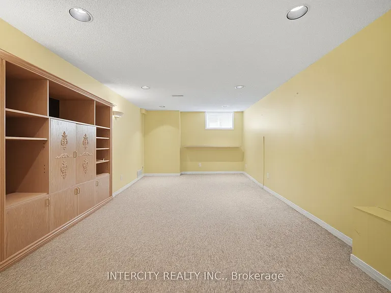 49 McCaul St — Photo 31