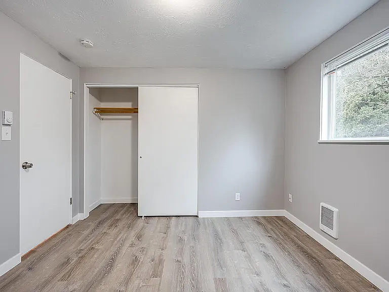 342 NW North St — Photo 12