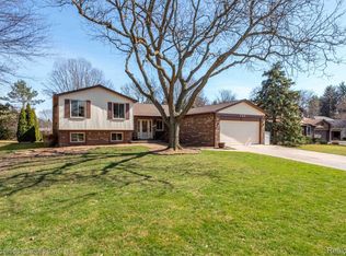 342 Powderhorn Ct, Rochester Hills, MI 48309