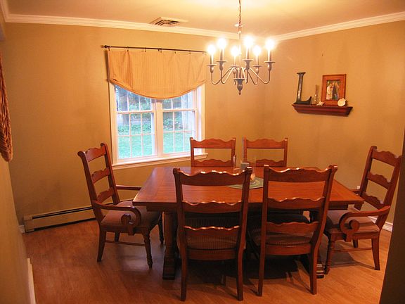 3rd image of 4 Burgess Ln