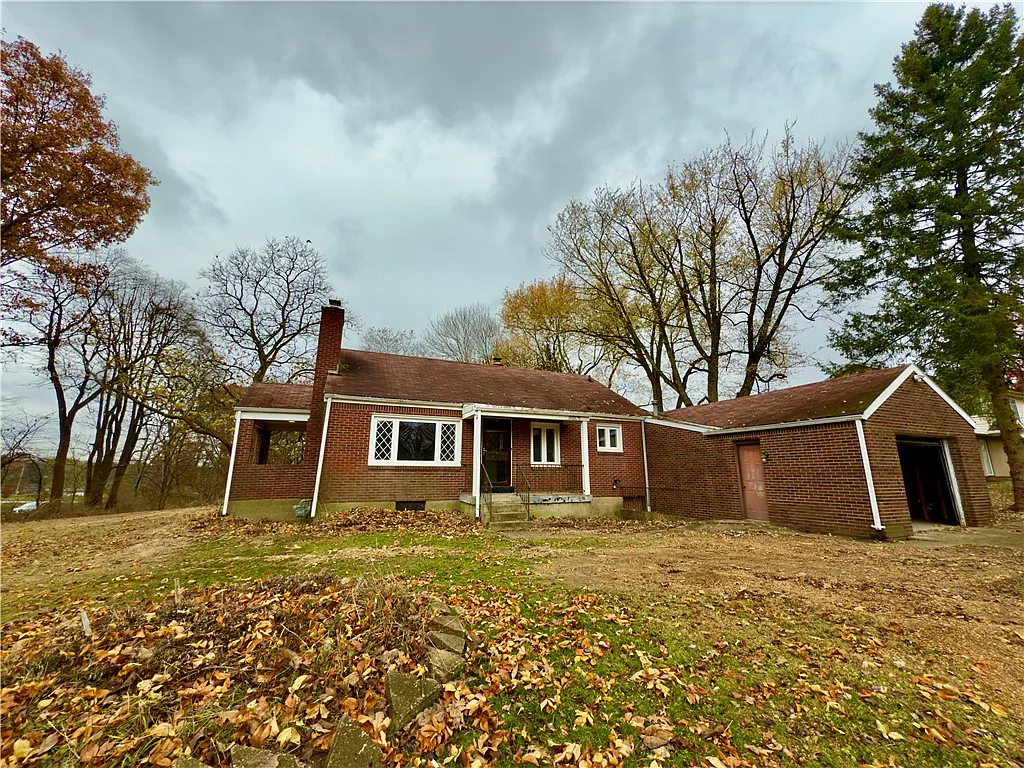 160 Gateway Ave photo 1