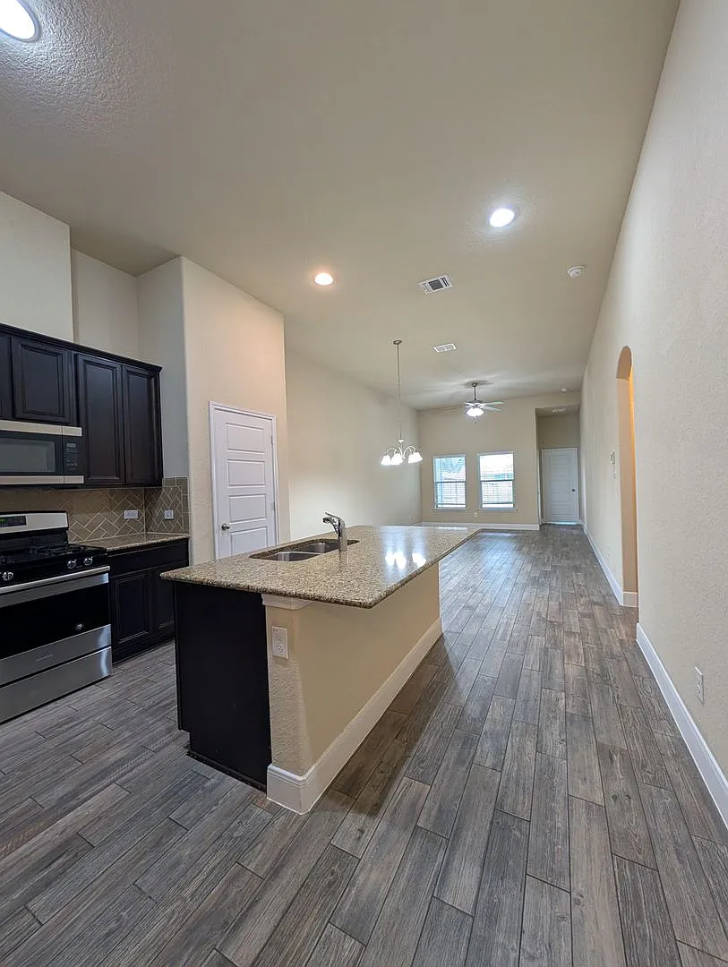 1 Month Free rent with a 13 Month Lease / Walk to Gruene/ Fridge Inculded / No Carpet / CISD — Photo 4