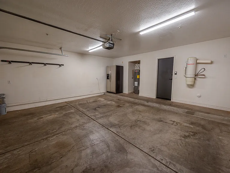 2445 E Montecito Ave — Photo 22
