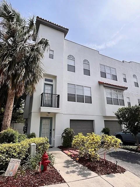 3 bed, 2.5 bath, 2022 sqft, $2,850 — Photo 1