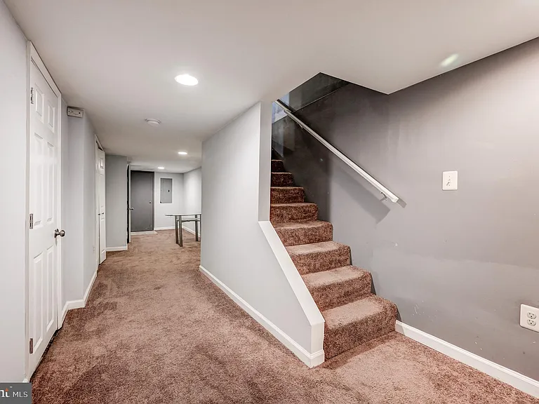 2103 E Madison St — Photo 15