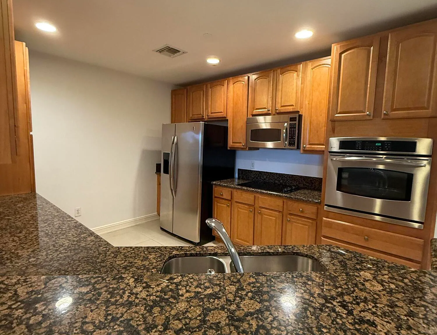 2 bed, 2.5 bath, 1606 sqft, $3,900 — Photo 2