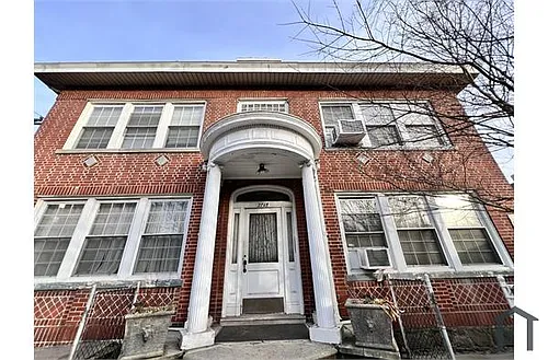 2768 Wallace Ave Photo 1