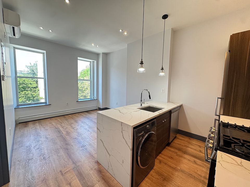 1st image of 3 Spencer Pl APT 3