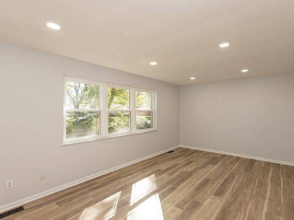 4th image of 28 Parkwood Dr